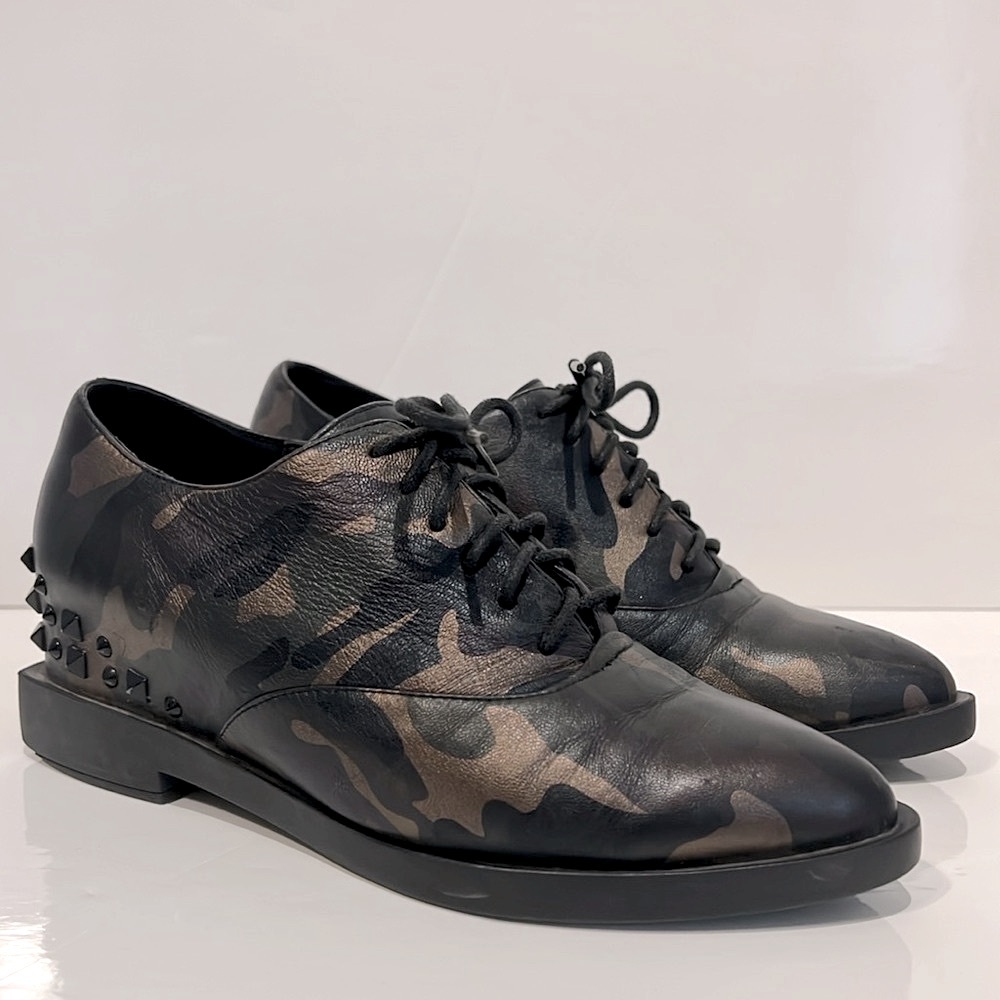 Women’s Leather Camo Pointed Toe Lace Up Studded‎ Shoes Size 6.5